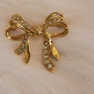 VINtage Rhinestone 3D Bow Brooch Pin Shiny Gold Tone‎ Metal Flowy Ribbon 6007